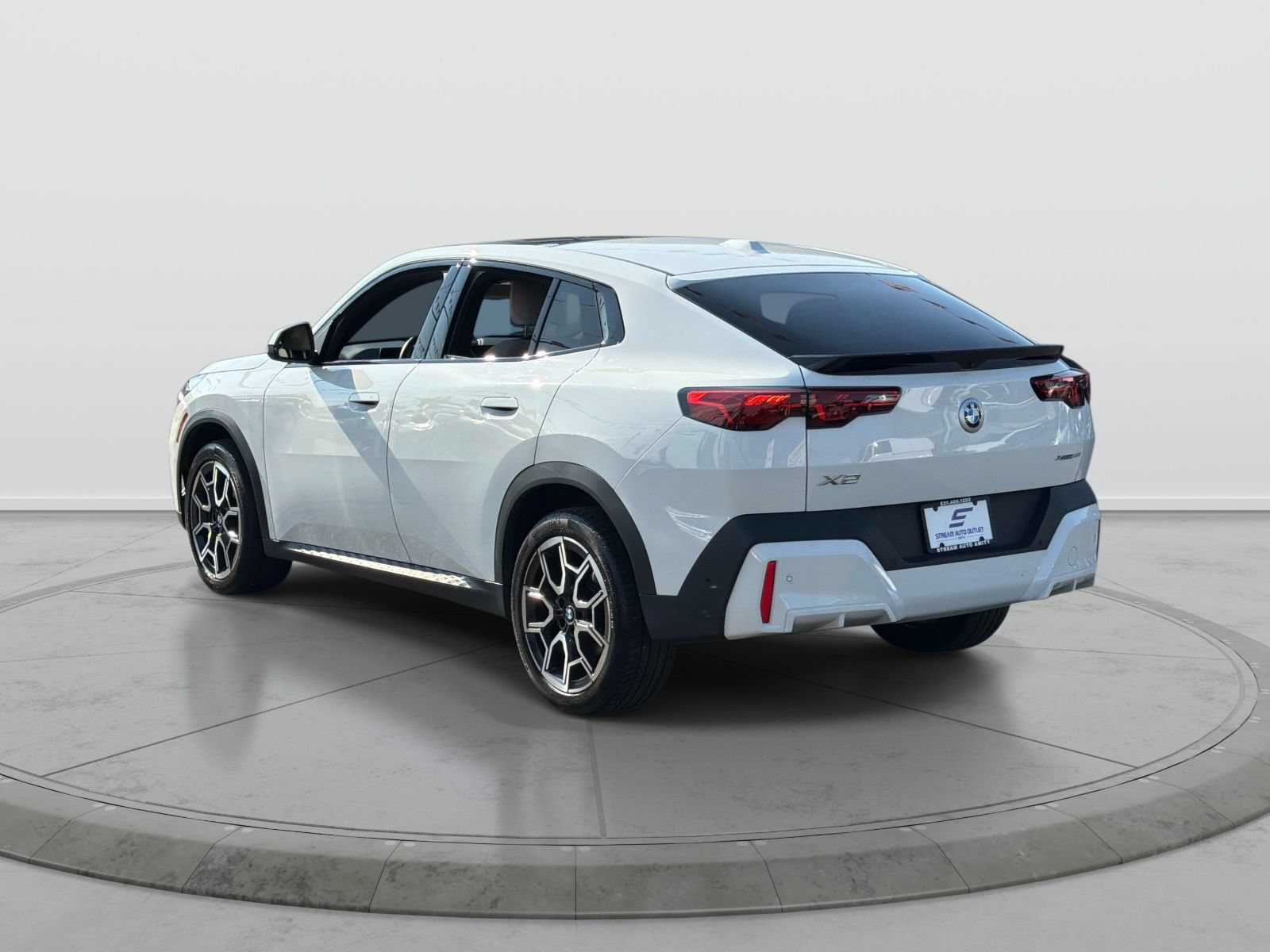 Used 2025 BMW X2 xDrive28i AWD/4WD image 4