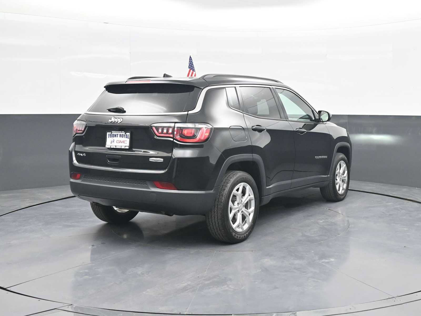 Used 2024 Jeep Compass Latitude AWD/4WD image 7