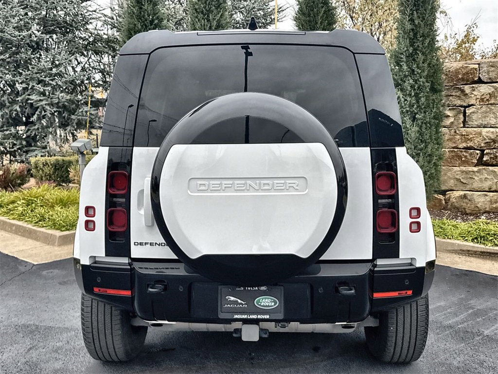 Used 2024 Land Rover Defender 110 X-Dynamic SE image 4