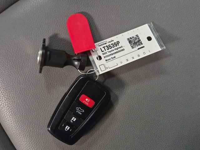 Used 2022 Toyota Highlander XLE image 30