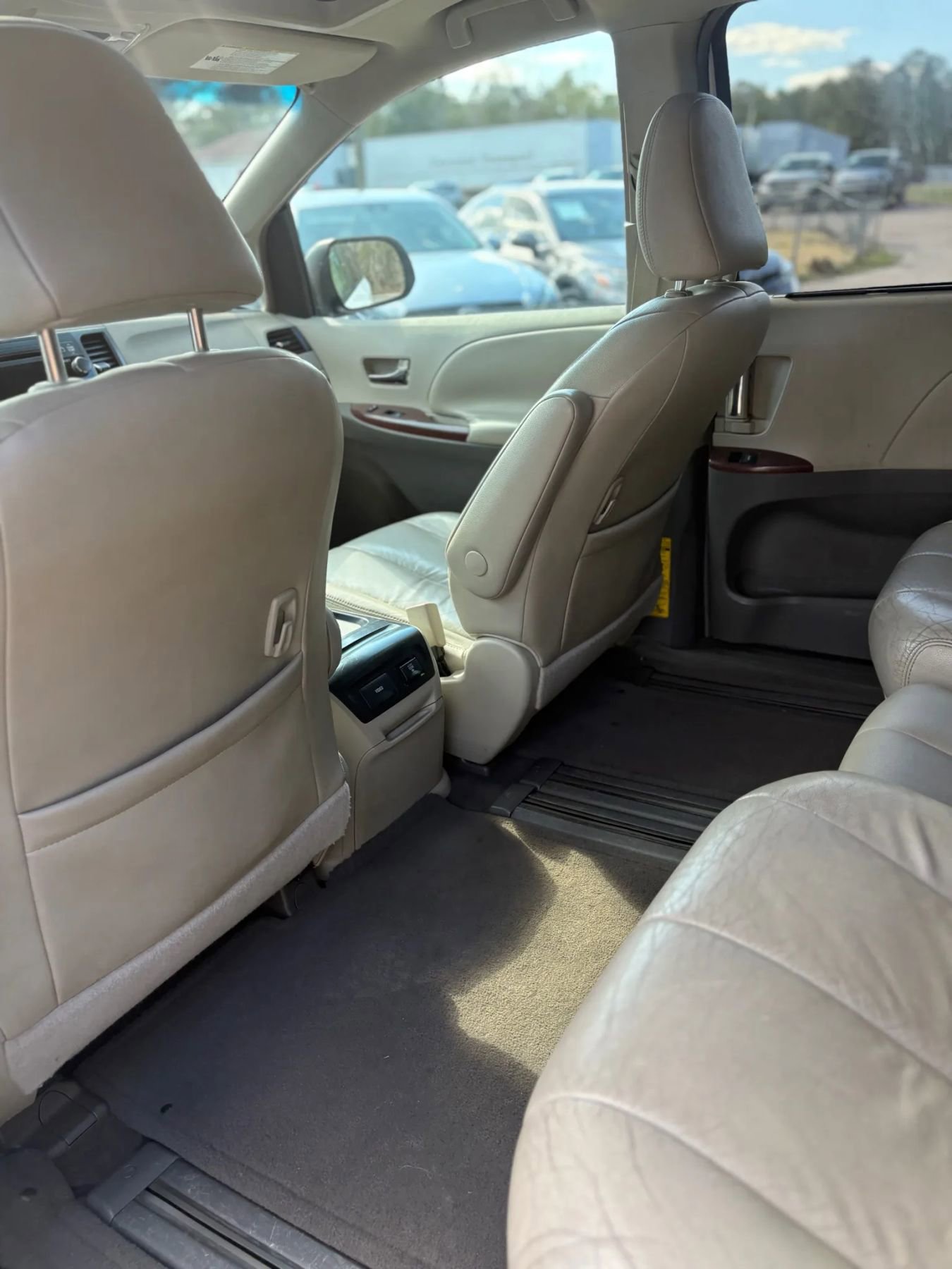 Used 2011 Toyota Sienna XLE w/ Entertainment Pkg image 13