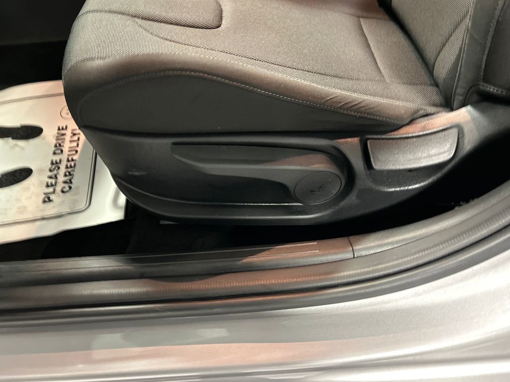 Used 2025 Hyundai Elantra SE image 11