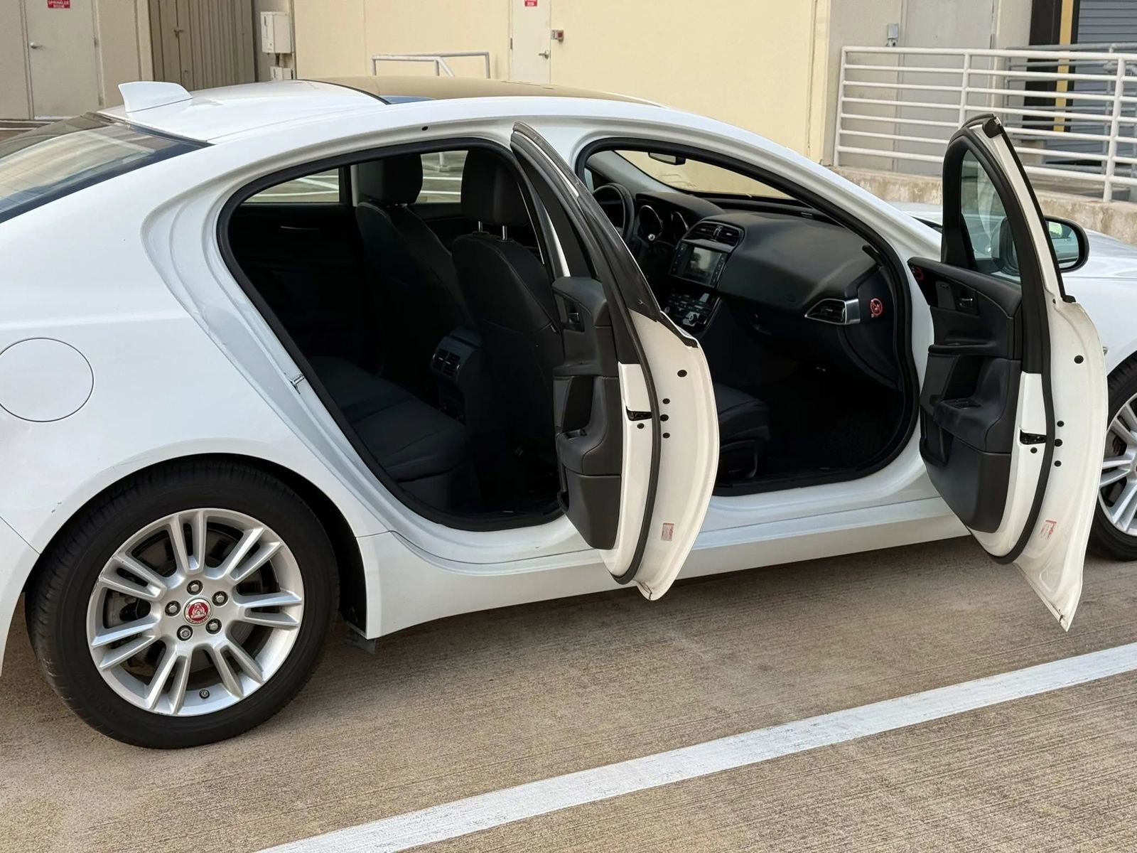 Used 2017 Jaguar XE Premium image 19