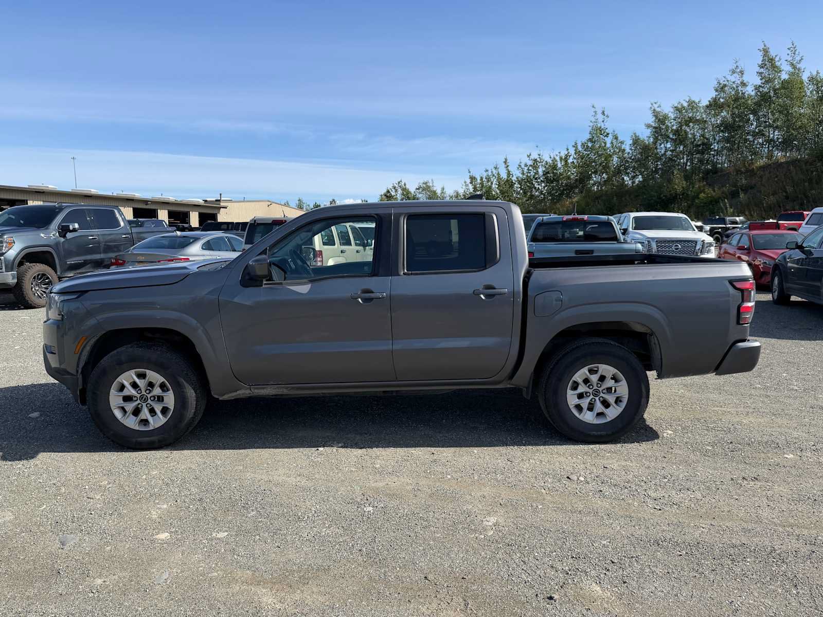 Used 2024 Nissan Frontier SV AWD/4WD image 2