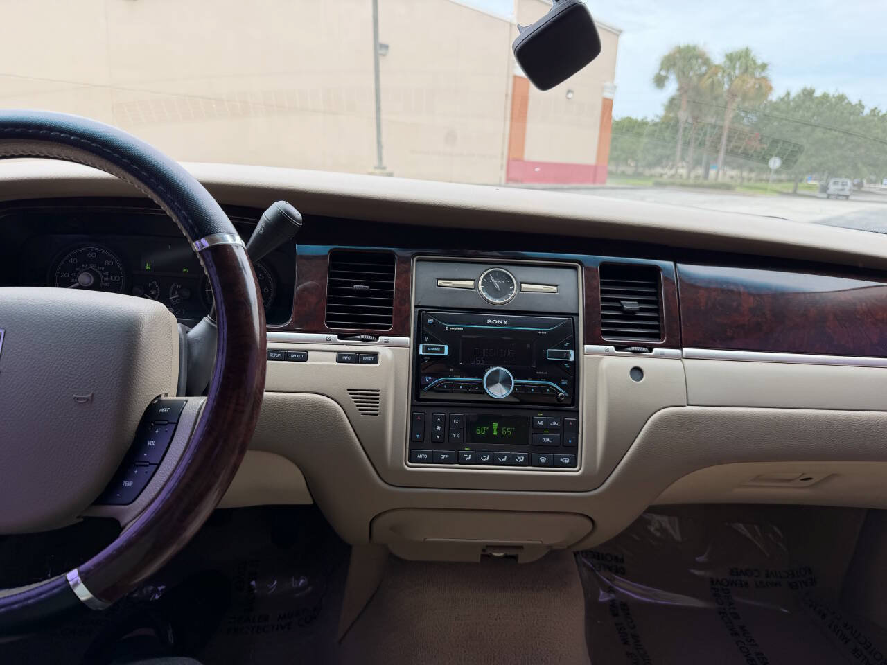 Used 2006 Lincoln Town Car Signature RWD image 14