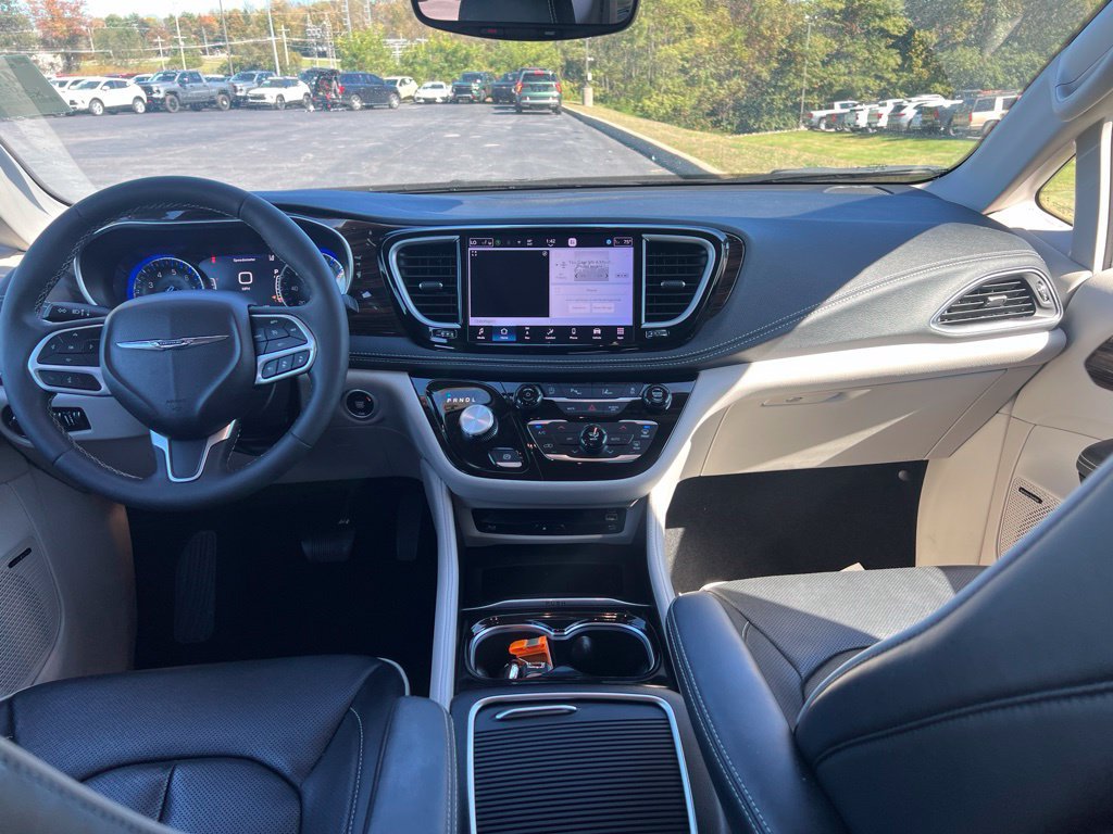 Used 2023 Chrysler Pacifica Limited w/ Uconnect Theater Family Group FWD image 5