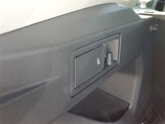 New 2025 Volkswagen Tiguan SE image 11