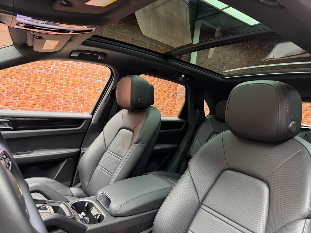 Used 2023 Porsche Cayenne S AWD/4WD image 3