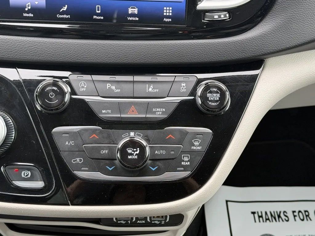 Used 2024 Chrysler Pacifica Touring-L FWD image 23