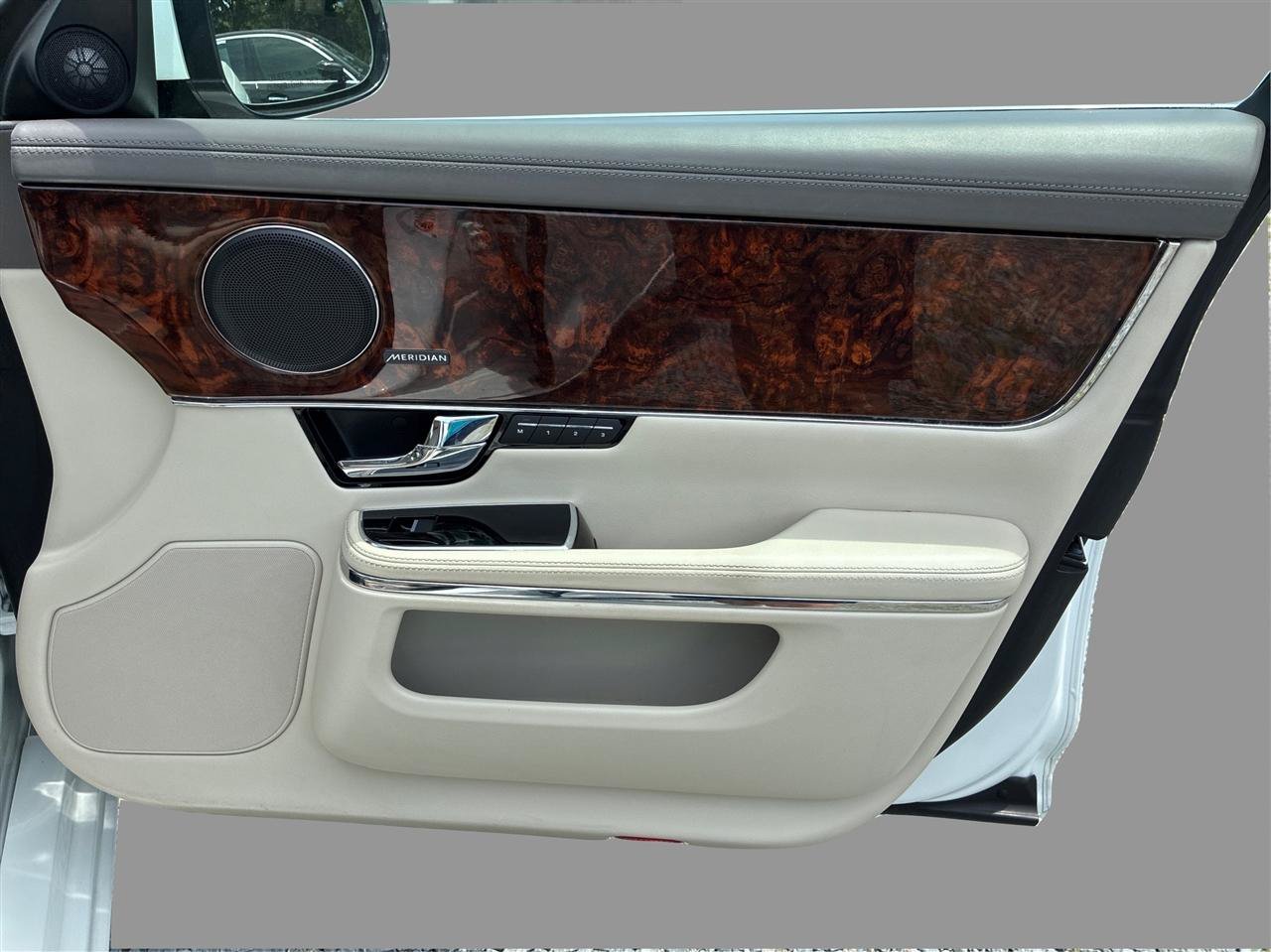 Used 2013 Jaguar XJ w/ Front Seat Comfort Pkg RWD image 26