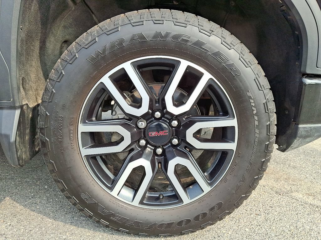 Used 2025 GMC Sierra 1500 AT4 w/ Technology Package AWD/4WD image 8