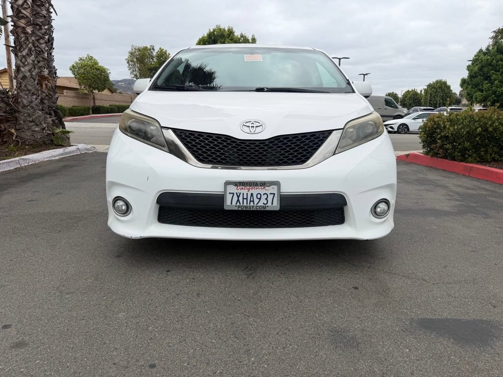 Used 2017 Toyota Sienna SE FWD image 2