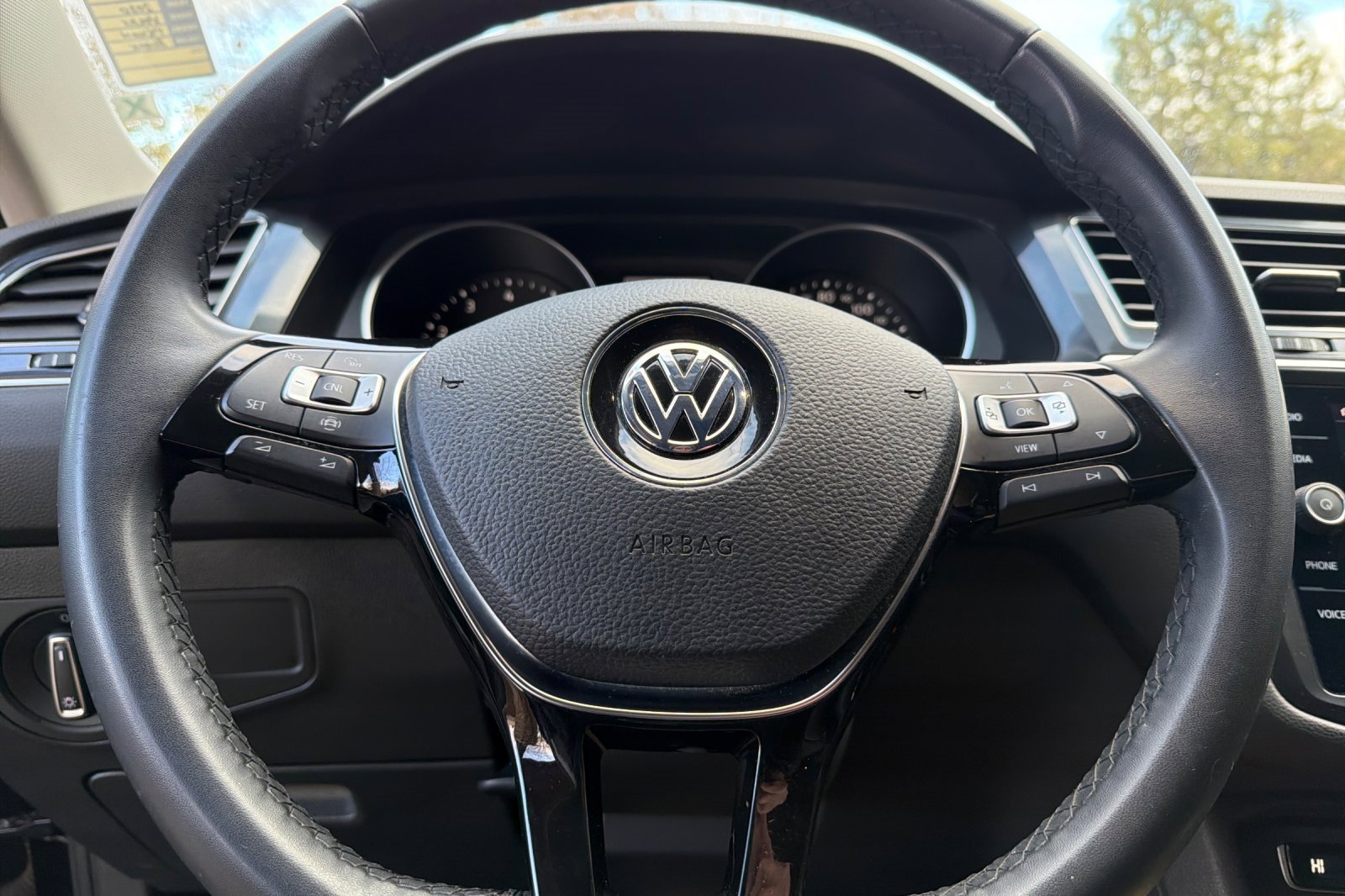 Used 2020 Volkswagen Tiguan SE w/ Panoramic Sunroof Package image 30