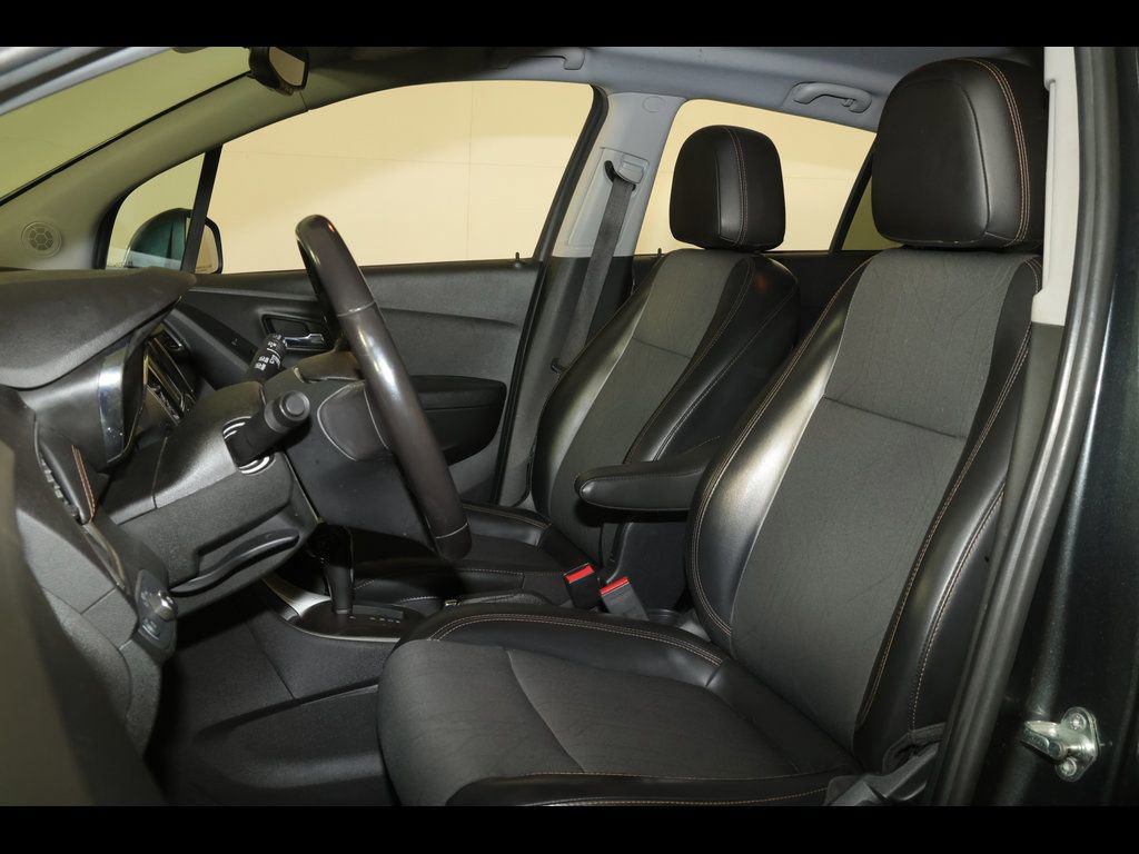 Used 2018 Chevrolet Trax LT w/ LT Convenience Package FWD image 2