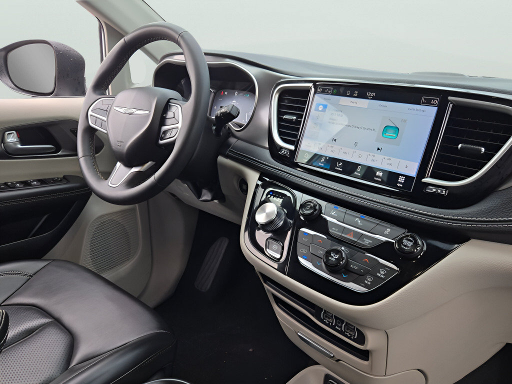 Used 2023 Chrysler Pacifica Touring-L FWD image 8