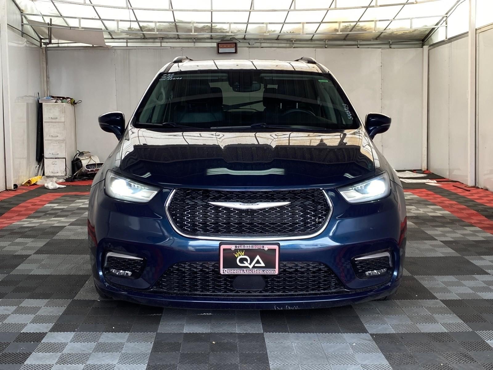 Used 2022 Chrysler Pacifica Touring-L FWD image 2