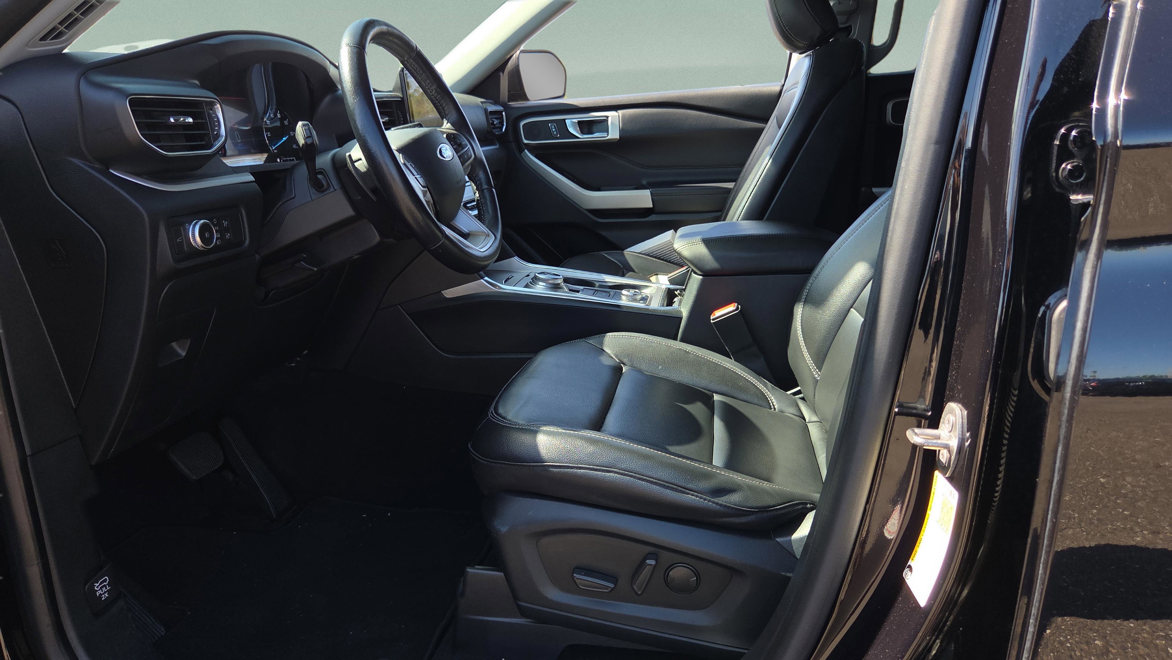 Used 2020 Ford Explorer XLT w/ Equipment Group 202A image 12