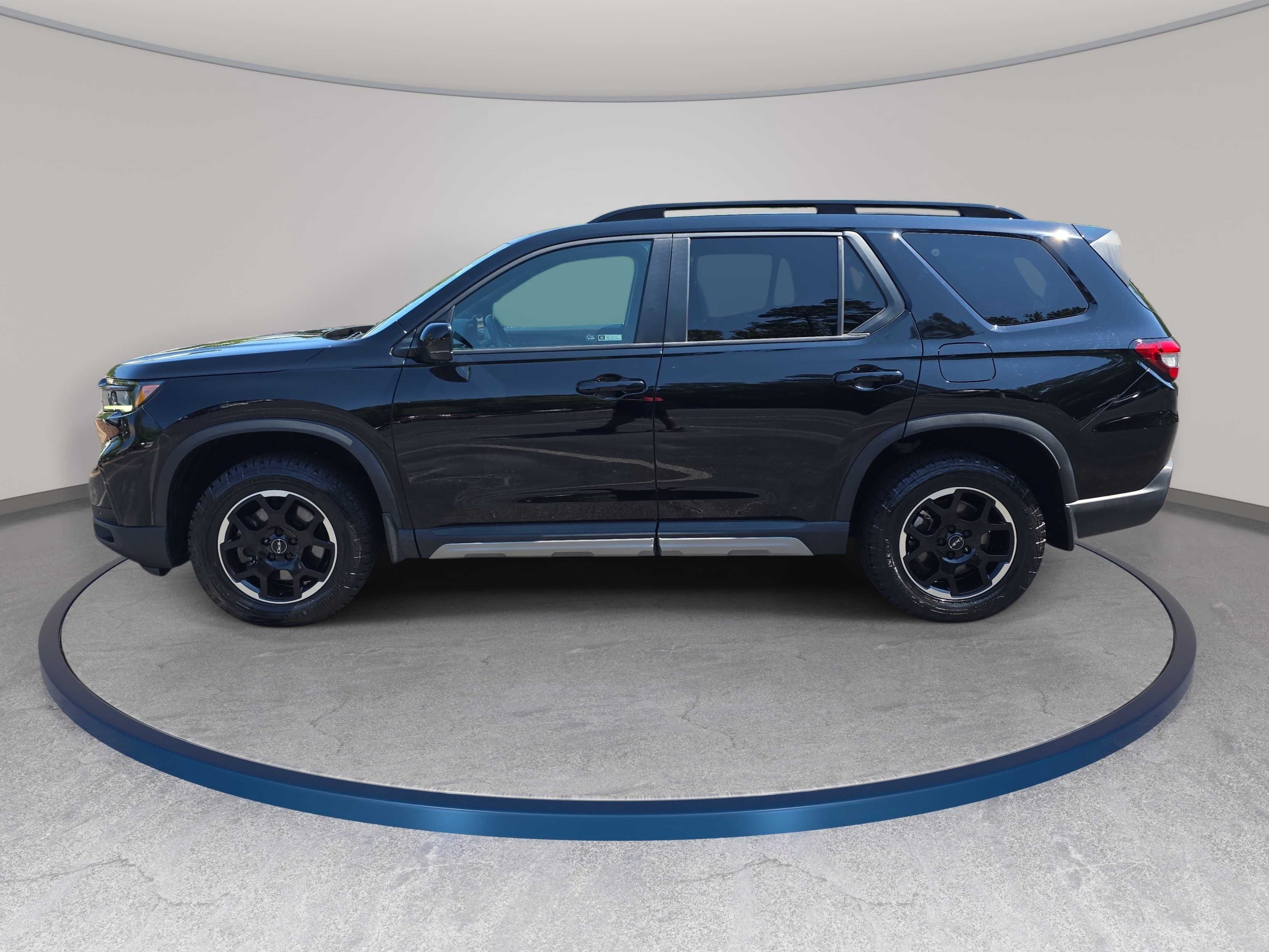 Certified 2025 Honda Pilot TrailSport image 8