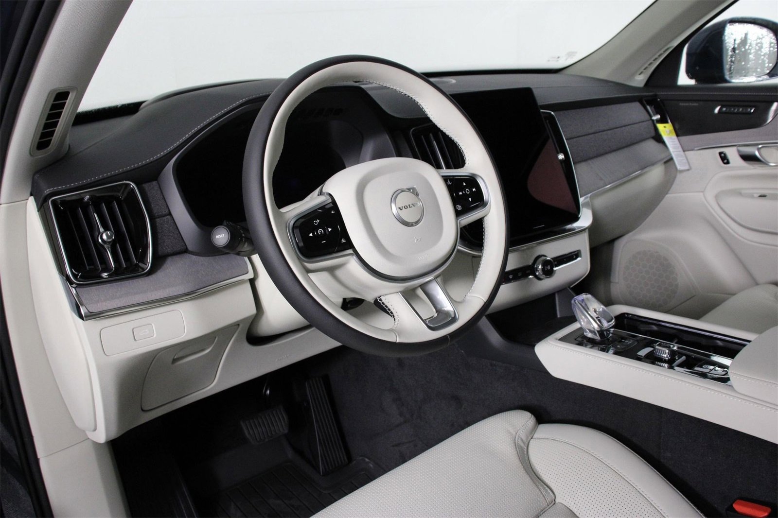 New 2026 Volvo XC90 B6 Ultra image 8