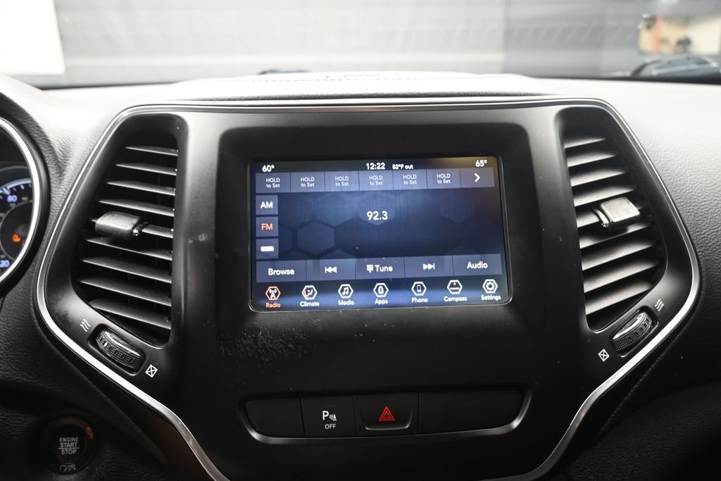 Used 2019 Jeep Cherokee Latitude Plus w/ Comfort/Convenience Group FWD image 11