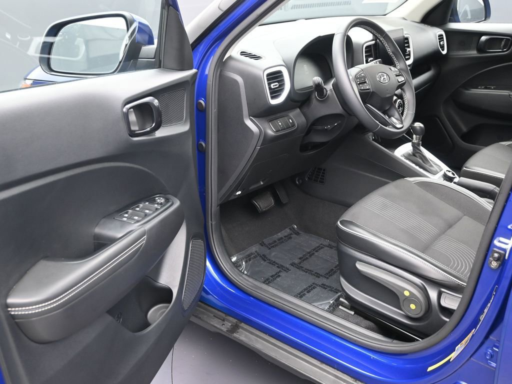 Used 2023 Hyundai Venue Limited image 12