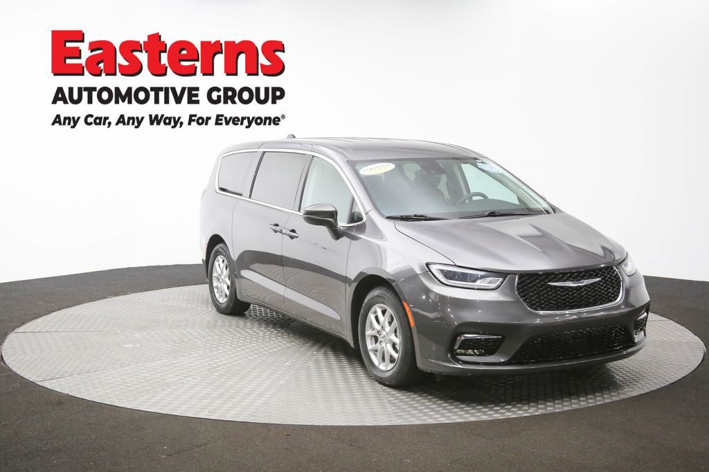 Used 2023 Chrysler Pacifica Touring-L image 49