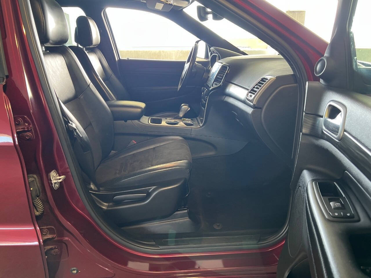 Used 2019 Jeep Grand Cherokee Altitude AWD/4WD image 25