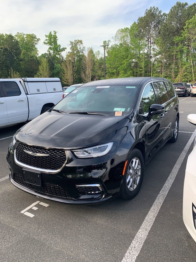 Used 2025 Chrysler Pacifica Select FWD image 46