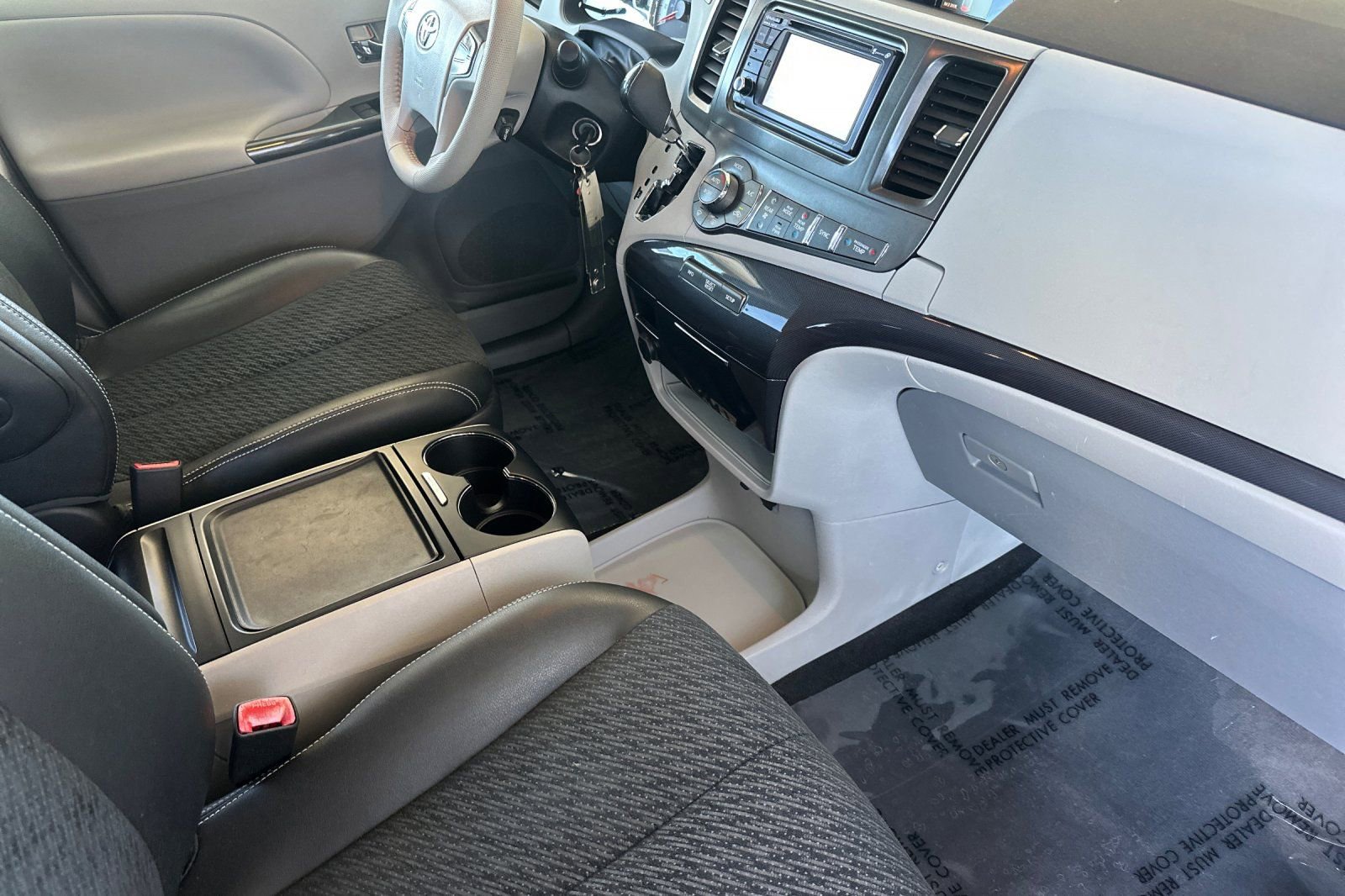 Used 2014 Toyota Sienna SE FWD image 18