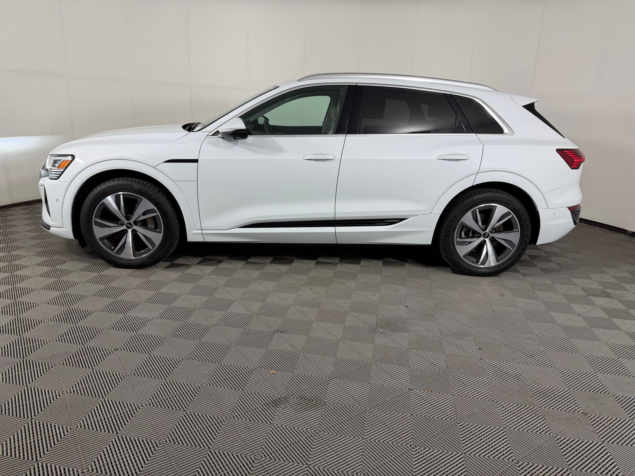 Used 2024 Audi Q8 e-tron Premium Plus w/ Premium Plus Package AWD/4WD image 2