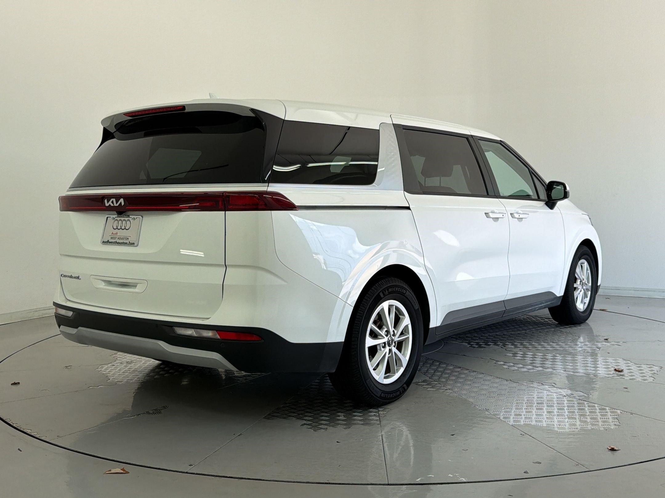 Used 2022 Kia Carnival LX FWD image 9