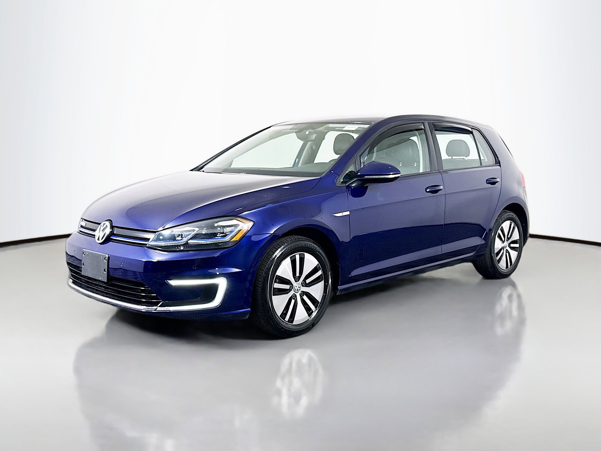 Used 2017 Volkswagen e-Golf SEL Premium image 4