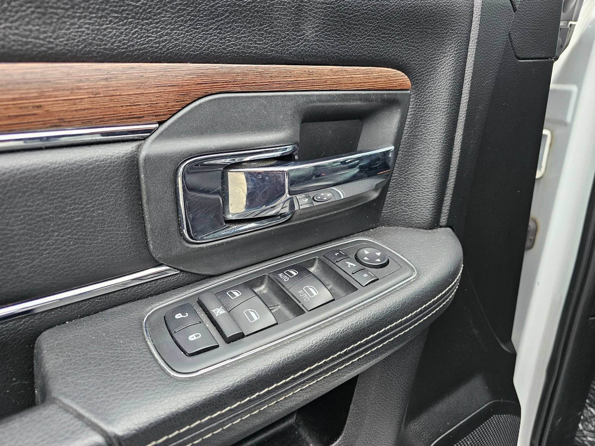 Used 2018 RAM 1500 Laramie AWD/4WD image 28