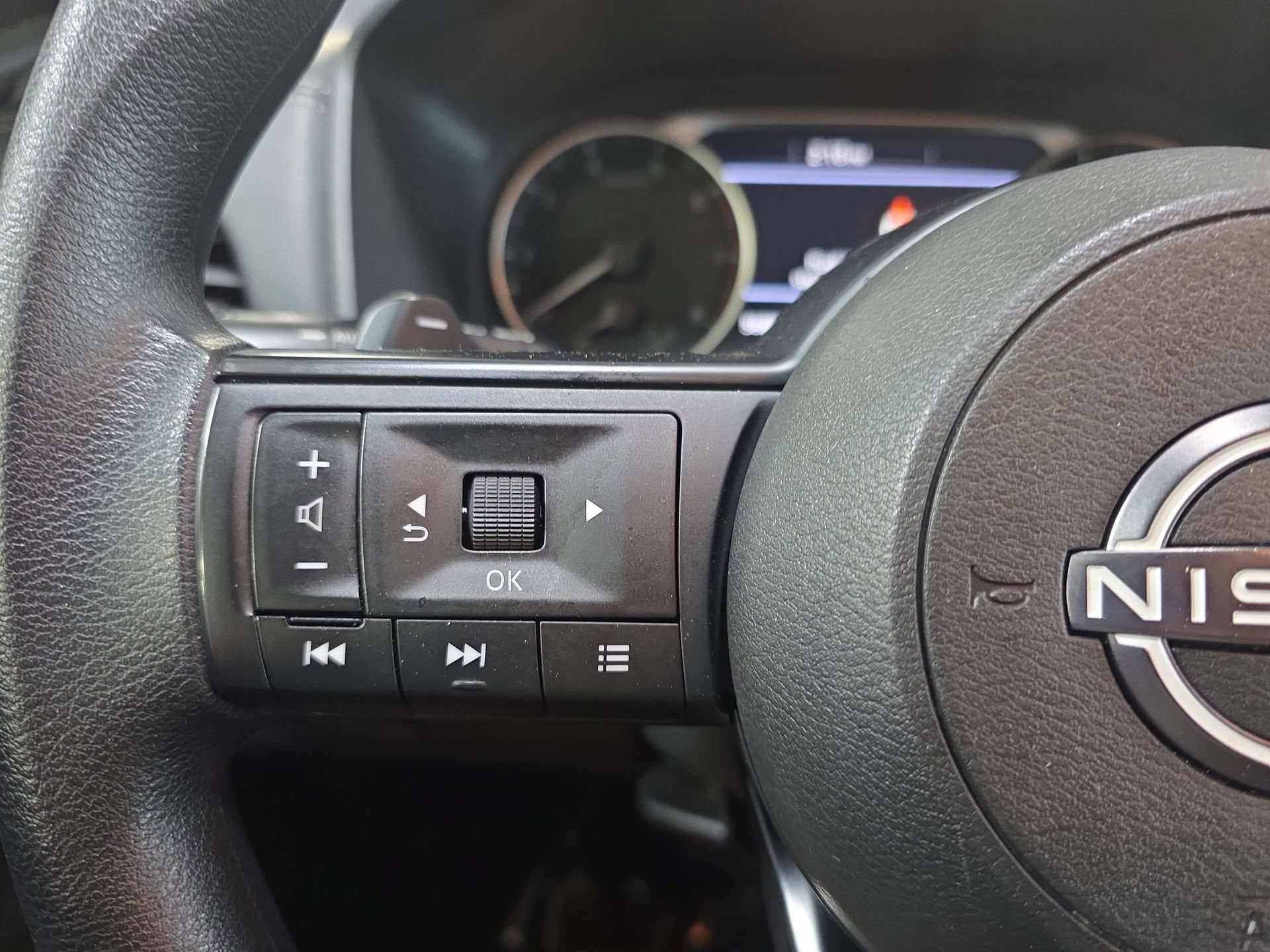 Used 2024 Nissan Rogue S AWD/4WD image 16