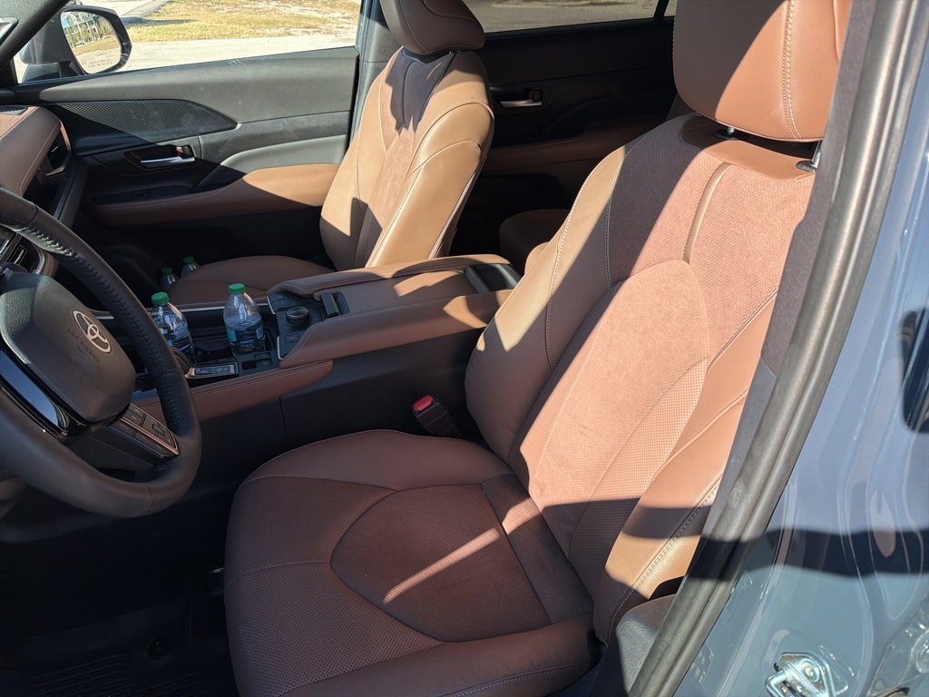 Used 2025 Toyota Grand Highlander MAX Platinum image 3