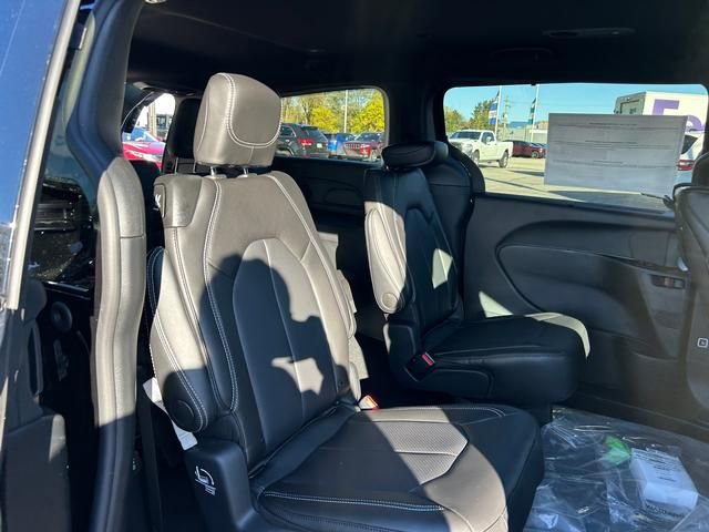 New 2026 Chrysler Pacifica Select image 28