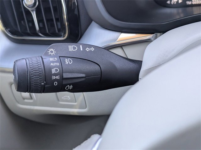 Used 2018 Volvo XC60 T6 Momentum w/ Convenience Package image 29