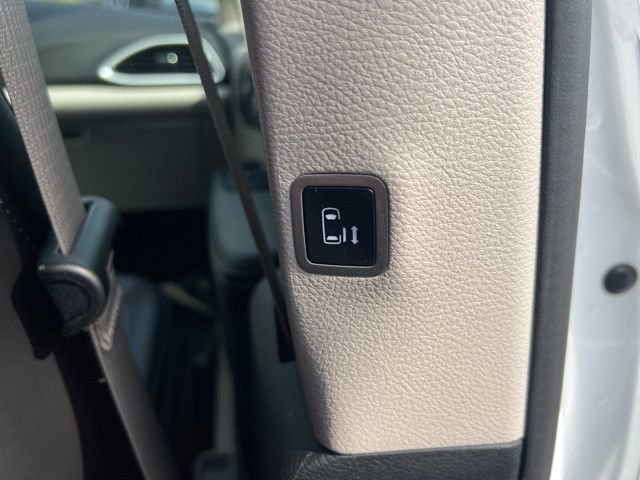 Used 2024 Chrysler Pacifica Touring-L FWD image 28