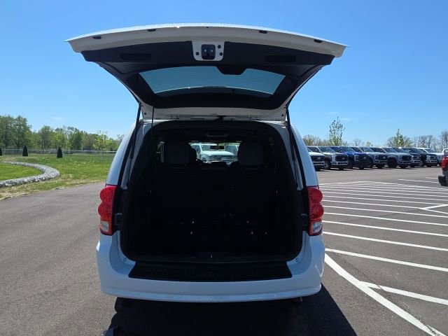Used 2017 Dodge Grand Caravan SXT w/ Blacktop Package FWD image 10