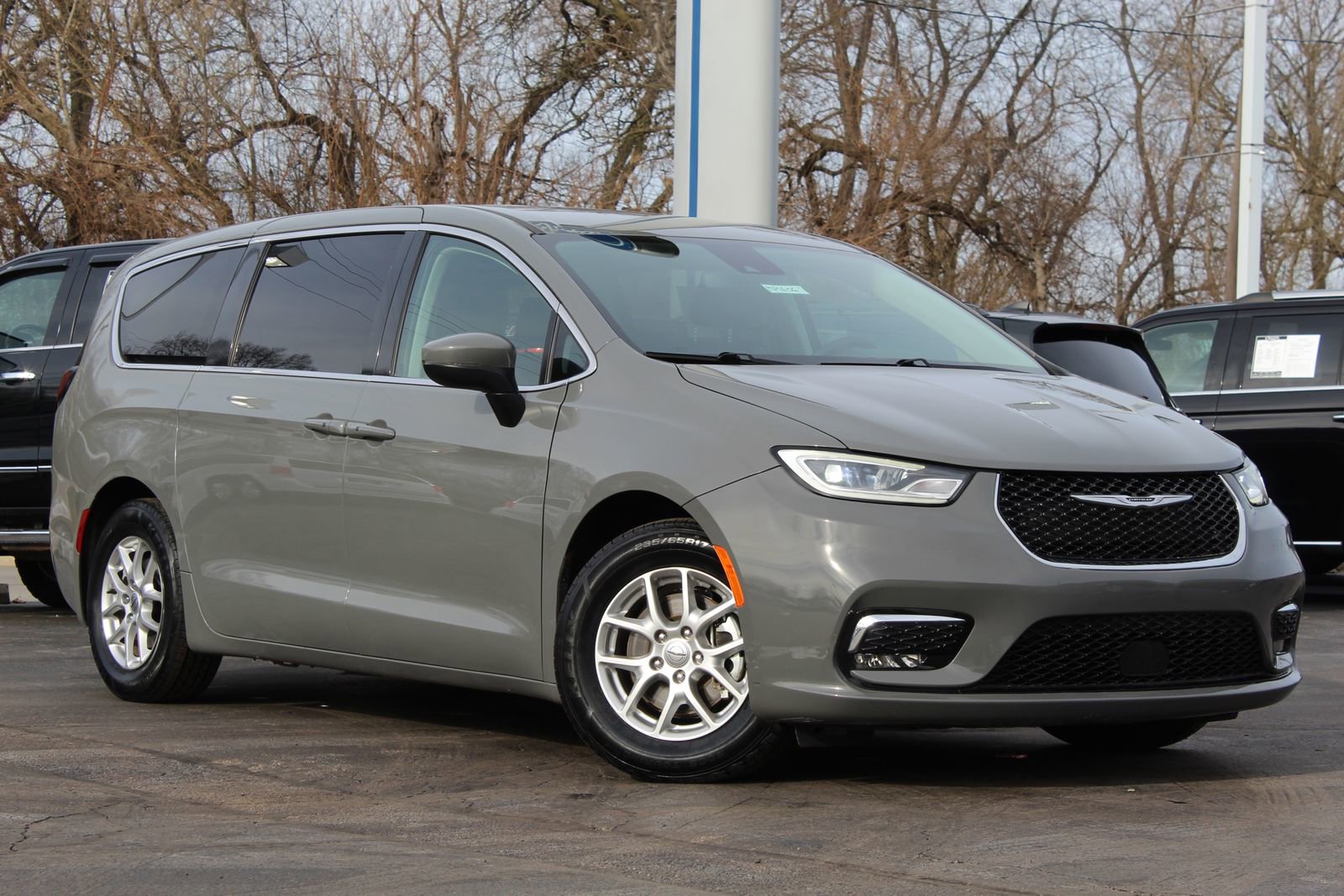 Used 2023 Chrysler Pacifica Touring-L image 1