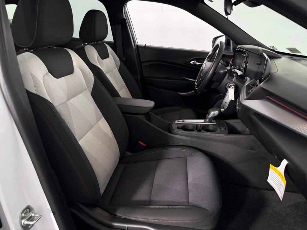 Used 2025 Chevrolet Trax RS w/ Sunroof Package image 30