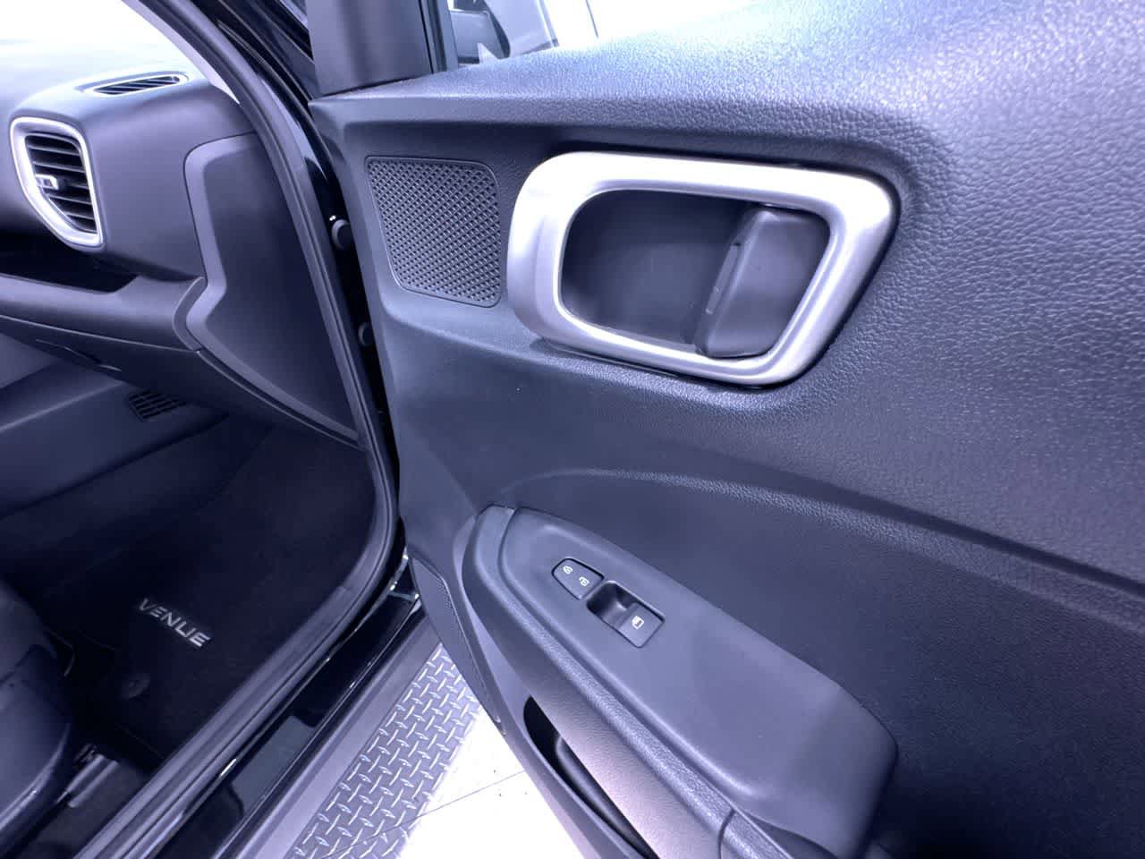 Used 2022 Hyundai Venue SE FWD image 28