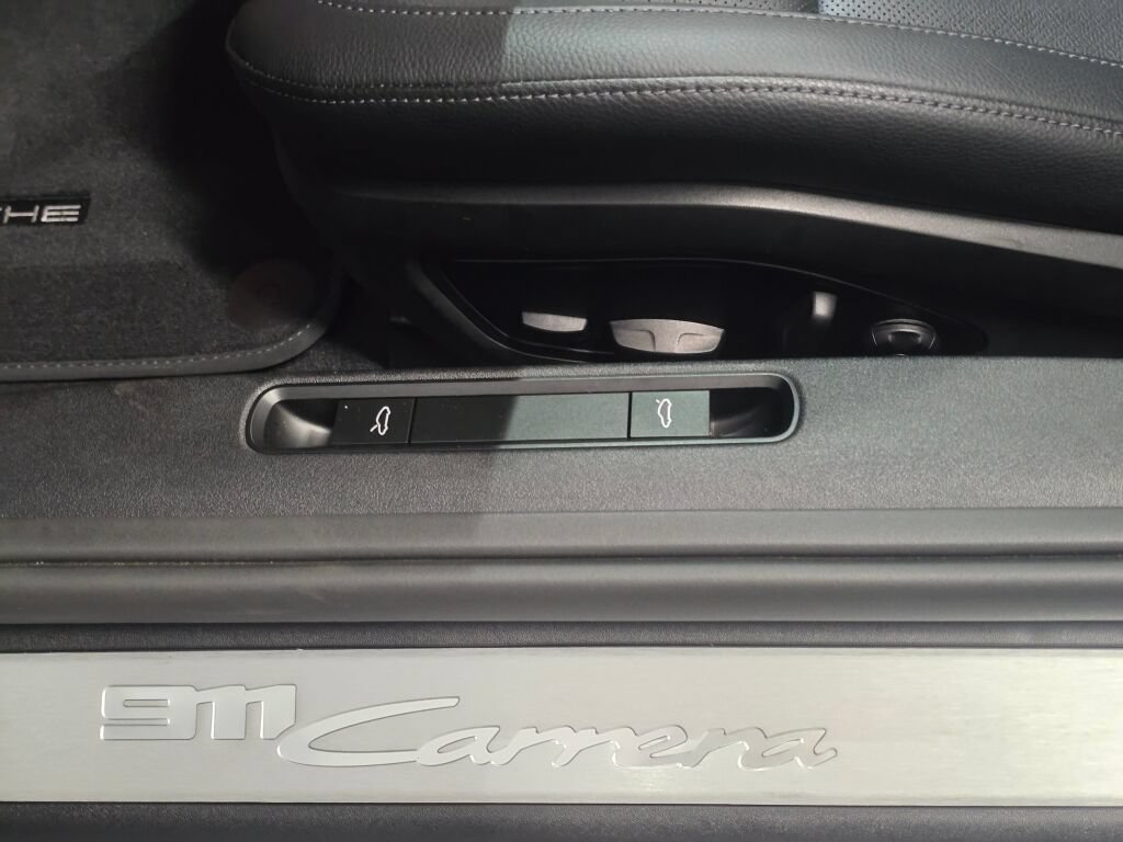 Certified 2025 Porsche 911 Carrera RWD image 34