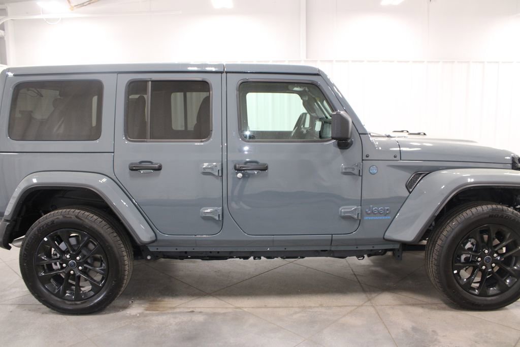 Used 2025 Jeep Wrangler Unlimited Sahara w/ Safety Group image 11