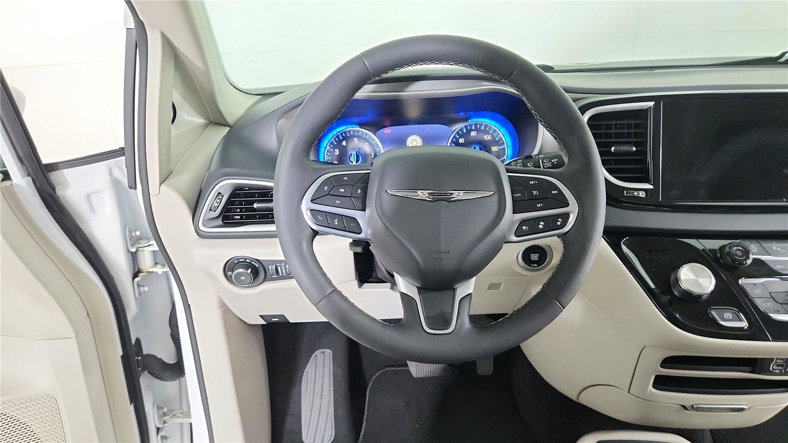 Used 2023 Chrysler Pacifica Touring-L FWD image 13