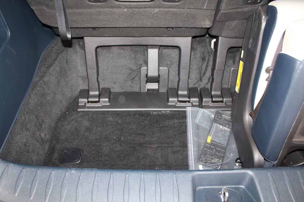 Used 2025 Kia Carnival EX image 16