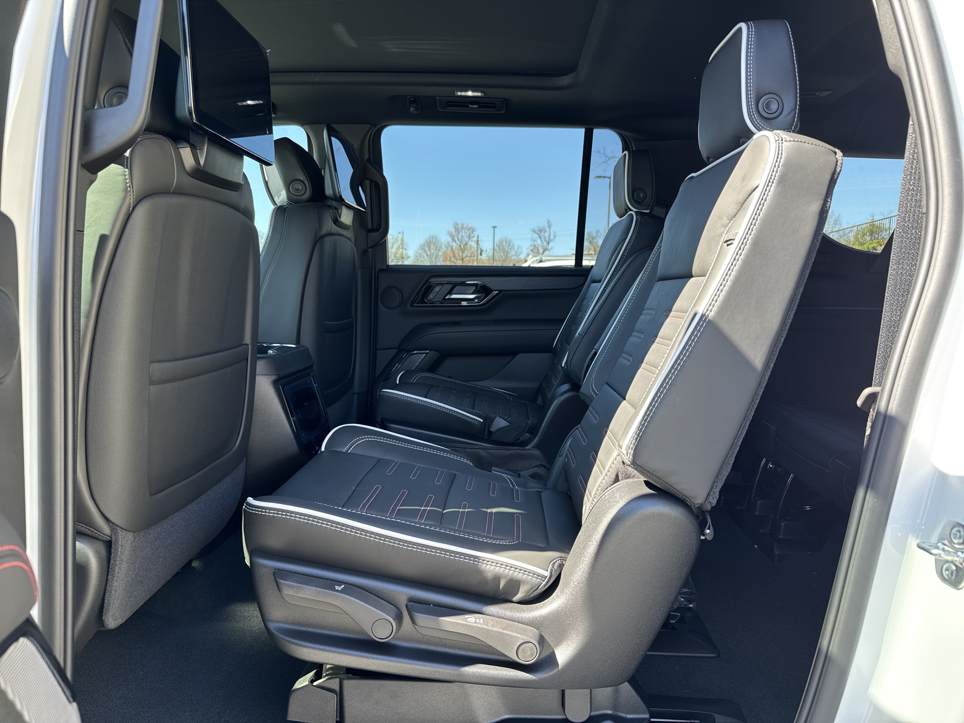New 2026 GMC Yukon XL AT4 Ultimate AWD/4WD image 32
