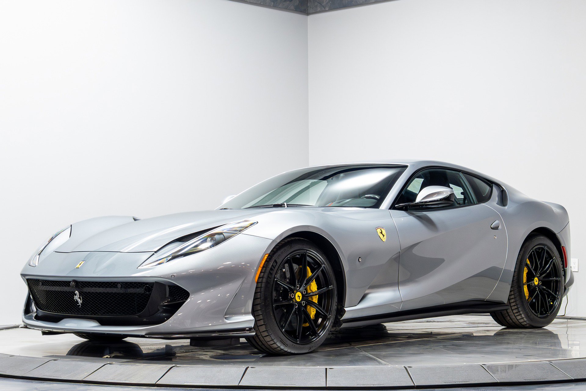 Used 2018 Ferrari 812 Superfast RWD image 2