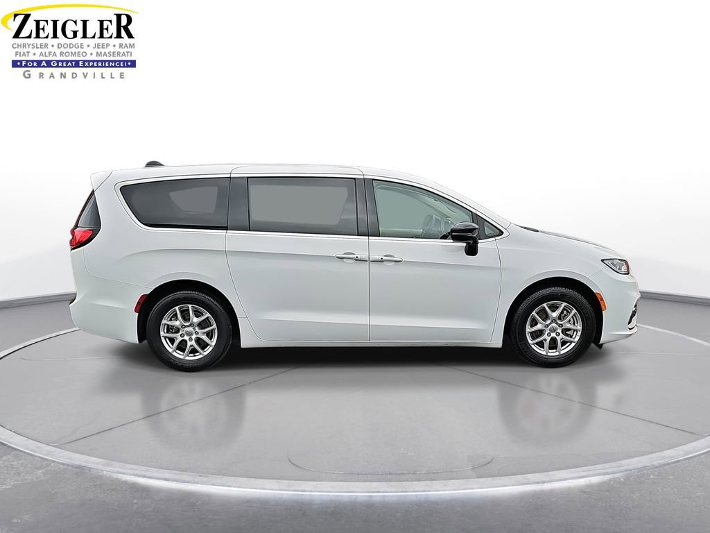 Used 2024 Chrysler Pacifica Touring-L image 4