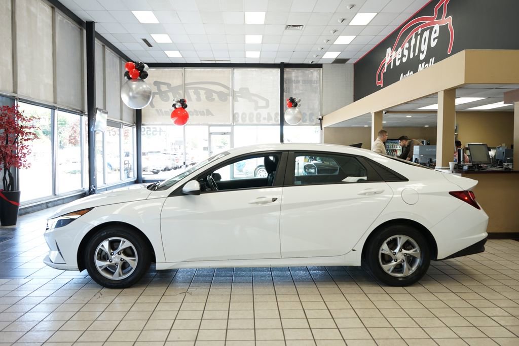 Used 2021 Hyundai Elantra SE FWD image 3